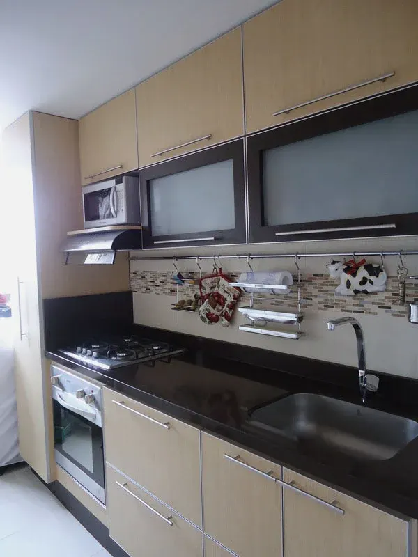 Cocinas en tablex enchapado en fórmica con cantos en aluminio y canto rígido. – miniatura 3