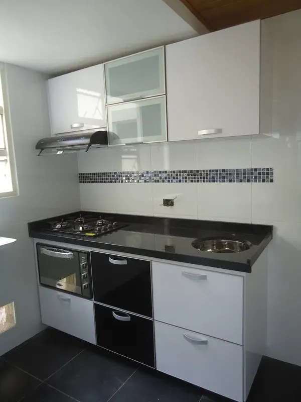 Cocinas en tablex enchapado en fórmica con cantos en aluminio y canto rígido. – miniatura 6